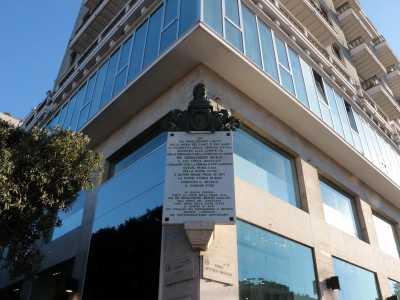 ...ancora oggi visibile sulla parete ad angolo tra corso Cavour e corso Vittorio Emanuele